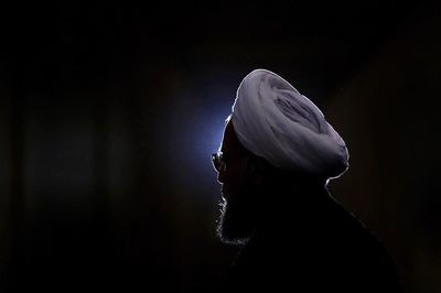 دوازده نکته درباره بلایی که بر سر اقتصاد ایران آمده است/ آقای روحانی! والله این مسیری که میروید سراب است اردوگاه دروغ پس از آشکار شدن خسارتهای اعتماد یکطرفه به غرب، به هر دستاویزی چنگ میاندازد تا واقعیت ملموس در زندگی مردم را پنهان سازد. عکس مذاکرات گروه هفت را که سران 6 کشور روبه روی ترامپ ایستادهاند، بزرگنمایی میکنند و میگویند «دیدید! بین آمریکا و اروپا شکاف افتاد؛ این هم عایدی برجام»! و توضیح نمیدهند که مگر آنها قبل از برجام اختلاف نداشتهاند یا اختلاف و دعوای آنها بر سر برجام است؟ اختلاف سیاسی و تجاری دیرپای آنها چه دخلی به ایران دارد؟ یعنی با این شکاف، تحریمها لغو میشود؟ شرکتهای اروپایی برمی گردند؟ یا لااقل، قطعنامهای علیه آمریکا به شورای امنیت میبرند؟!