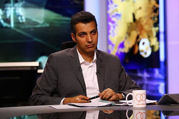 فردوسی‌پور بارها نشان داده که از آن دست آدم‌هایی است که از ترس باختن هیچ بازی‌ای را شروع نمی‌کند و بدتر از آن، در لحظات سخت، دیگران را هم به جای آنکه ترغیب به تلاش و جنگندگی بیشتر کنند، ته دل‌شان را خالی می‌کنند و باورِ بردن را در آن‌ها می‌کشند. این شاید حاصل سال‌ها نفس کشیدن در فضای انحصاری و خارج از رقابت باشد.
