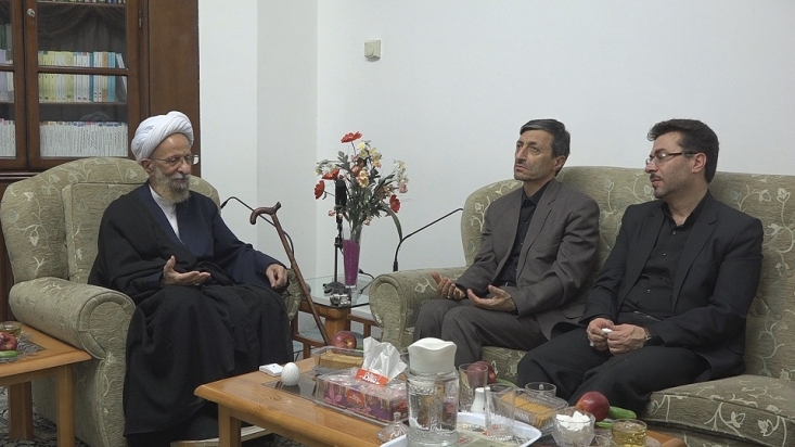 علامه مصباح یزدی: وظیفه کمیته امداد، همان وظیفه دولت است/ بسیاری از فعالیتهای دولت به جاي فقرزدائي، به سود رانتخواران تمام میشود/کسانی که در نهاد کمیته امداد امام خمینی(ره) مشغول به کار میشوند، از پاکترین افراد هستند عضو جامعه مدرسین حوزه علمیه قم گفت: هر دولتی، از جمله دولت اسلامی دستگاههای مختلفي را برای ارائه خدمات به مردم ایجاد کردهاند تا فقر از جامعه برطرف شود؛ نهادی مانند کمیته امداد هم که مستقیماً به دنبال فقرزدائی است، کاري را انجام میدهد كه دولت بايد متكفل آن باشد. در واقع کاری که با چندین واسطه جزء وظايف دولت است، کمیته امداد آن را مستقیماً انجام میدهد. این در حالی است که بسیاری از فعالیتهای دولت به ثروتمندتر شدن تروتمندان و فقیرتر شدن فقرا میانجامد و به سود برخی رانتخواران تمام میشود.