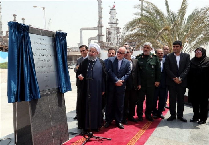 بالا ه ت فهمید راهی جز اتکا به درون وجود ندارد/ فاز دوم بزرگترین پالایشگاه میعانات گازی جهان را ساخت، آن را افتتاح کرد/ صرفه جویی ارزی روزانه 20 میلیون یورو با تکمیل فاز سوم ستاره خلیج فارس اولین رهیافت این حرکت در آستانه فشارهای ظالمانه تحریمی ؛ جلوگیری از از وج ارز قابل توجه به خارج از کشور به بهانه ید بنزین است. این اقدام منجر به عدم وابسته شدن بیشتر کشور به خارج شده و در راستای اقتصاد مقاومتی قرار داشته و به نوعی موجب حفظ بخش عمده ای از بیت المال و سرمایه کشور گردیده است