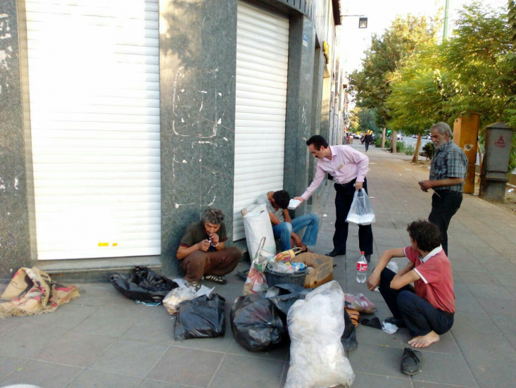مسجدی که نمازگزارانش بانی خیر هستند/ از سفره شبانه برای کارتن خوابها تا اهدای هزینه سفر حج برای کار خیر مسجد «وفا» در محله شوش، نمونه مسجدی پویا و اجتماعی است. مسجدی با داستان بنایی جالب که پر از داستان های شنیدنی است. گزارش «فارس پلاس» را از این مسجد، امام جماعت و نمازگزاران متفاوتش بخوانید.