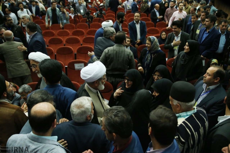 افشاگری ها در پی کودتا درحزب اعتماد ملی/منتجب نیا: پست های شهرداری تهران در "ستاد تقسیم غنائم" توسط مافیای دلالی تقسیم می شود/به زودی پرونده فساد مالی و اخلاقی برخی اعضا را به اطّلاع عموم خواهیم رساند! "حضرتعالی به موفقیت حزب در انتخاب شهردار تهران اشاره کرده و آن را دلیل اثرگذاری و توفیق این حزب دانستید! ای کاش به معاملات و قرار و مدارهای پشت صحنه با افراد و احزاب تندرو برای رسیدن به این پیروزی و نیز ستاد تقسیم غنائم مسئولیت های شهرداری بین دوستان و همفکران خود یا مافیای دلّالی پُستها هم اشاره میفرمودید. "