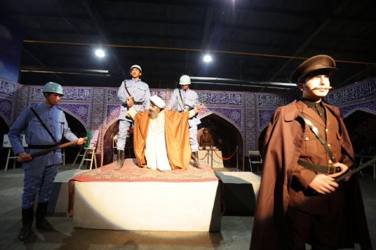 واقعه گوهرشاد، موضع قطعی ملت ایران در موضوع حجاب است/ آیت الله خزعلی: زمان رضاخان، زن ها از ترس کشف حجاب بیرون نمی آمدند/ دکتر محقق: رضاشاه گفته بود کلاه بیغیرتی را اوّل باید خودمان سر کنیم رضاخان قلدر سرکار بود. اربابانش به او دیکته کرده بودند که فرهنگ و سبک زندگی ملت ایران هم باید همان فرهنگ مبتذل غربی باشد. خواهر ها و مادر ها که در خیابان راه می رفتند، چادر و سرپوش هایشان از سرشان کشیده می شد. مدل مطلوب برای شروع و شیوع فرهنگ غربی در ایران ، دامن کوتاه و کلاه پهلوی بود. گاهی برخی مادران ماه ها از خانه خارج نمی شدند تا پرده حیا و عفتشان توسط این از خدا بی خبرها دریده نشود. جلوتر که رفت شرایط حاد تر شد و آیت الله سید حسین قمی را هم حصر کردند. حالا 21 تیر 1314 هجری شمسی است. مردم مشهد در مسجد گوهر شاد تجمع کردند تا از این ظلم و ذلت اعلام برائت کنند. شیخ محمد تقی بهلول بالای منبر در حال خطابه است. نیرو های رژیم از سر راه می رسند و حمام خون راه می اندازند. نوشته اند بیش از 1600 نفر را کشته و زخمی کردند. علما و خطبا راهم دستگیر و تبعید کردند. حالا 83 سال از آن واقعه می گذرد.