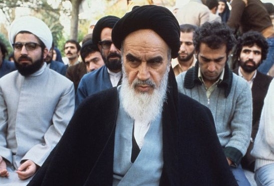 روحانیون وابسته ضررشان از هر فرد ناپاک دیگر بیشتر است/آنهایی که تصور میکنند سرمایهداران با پند و اندرز متنبه میشوند آب در هاون میکوبند آنها که تصور میکنند مبارزه در راه استقلال و آزادى مستضعفین و محرومان جهان با سرمایهداری و رفاهطلبی منافات ندارد با الفباى مبارزه بیگانهاند؛ و آنهایی هم که تصور میکنند سرمایهداران و مرفهان بیدرد با نصیحت و پند و اندرز متنبه میشوند و به مبارزان راه آزادى پیوسته و یا به آنان کمک میکنند آب در هاون میکوبند