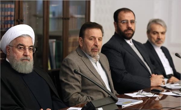 چرا دولت از اعلام نظر مجمع تشخیص مصلحت درباره FATF عصبانی است؟/ ورود مجمع به لوایح چهارگانه استعماری، بر اساس ابلاغیه «مقررات نظارت بر حُسن اجرای سیاستهای کلی نظام»/ شورای نگهبان ملزم به رعایت نظر مجمع در موارد مغایر با سیاست های کلی نظام است این قانون صراحتا اعلام میدارد که مجمع تشخیص وظیه دارد تا نسبت طرح ها و لوایح مجلس، با سیاست های کلی نظام را بررسی کند و در صورت مغایرت آنها با سیاست های کلی نظام به مجلس شورای اسلامی اعلام کند و در صورت تایید آن در مجلس، شورای نگهبان می تواند مظابق با اختیارات و وظایف خود بر اساس نظر مجمع تشخیص عمل کند.