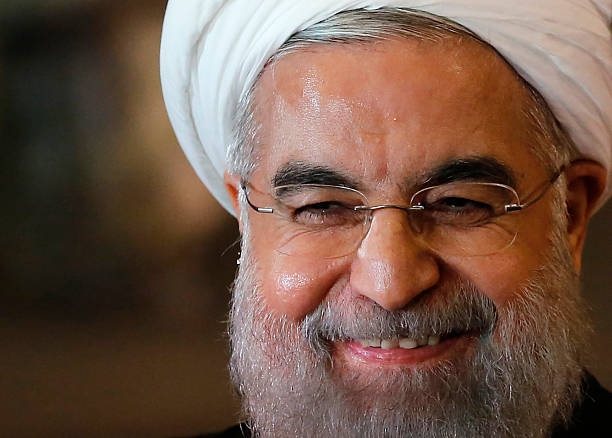آقای روحانی! بعد از 5 سال نمایش بازی کردن و نابود کردن ارزش پول ملی، حداقل یک بار از مردم عذرخواهی کنید! به نظر می رسد بهتر است تا رییس جمهور محترم به جای تغییر و تحولات صوری و ادامه شعارهای بی فایده، فکری جدی برای اداره کشور کند و در قدم اول در یک گفتگوی زنده تلوزیونی خطاب به مردم عذر خواهی کرده و بگوید تمام سیاست هایش برای اداره کشور شکست خورده است.
