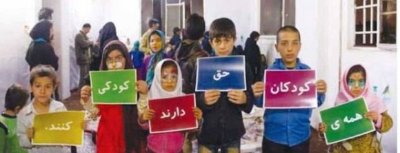 مداخله در خانواده به بهانهی حمایت از حقوق کودک/ ابهام در مصادیق لایحهی مهم"حمایت از اطفال و نوجوانان" میتواند بنیان خانواده را سست کند بررسی لایحه ی حمایت از حقوق کودکان نشان دهنده ی نگاه مداخله گر در خانواده ها به جای حمایت و تقویت نهاد خانواده است. بدین معنا که در صورت بروز هر گونه مشکل در خانواده، قانون سازمان ها و ارگان های مسئول از جمله سازمان بهزیستی را موظف به مداخله در خانواده کرده است در حالی که بسیاری از خانواده ها نیازی به دخالت ندارد و حریم خصوصی آن باید حفظ شود.
