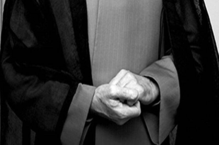 در حاشیه 15 راهکار کمدی محمد خاتمی برای اوضاع تراژیک اقتصادی/ دیگر چیزی برای " تَکرار کردن " باقی نمانده است خاتمی در شرایطی که حسن روحانی برای پاسخگویی به مجلس فراخوانده شده است در این وانفسا برای حل مشکلات اقتصادی، بحران ارزی، رکود فراگیر و بی برنامه بودن دولتی ها، پیشنهاد بی ربط و خنده دار رفع حصر و آزادی زندانیان سیاسی-عقیدتی را می دهد! شاید هم رئیس بنیاد باران همچنان توسعه سیاسی را مقدم بر توسعه اقتصادی می داند!