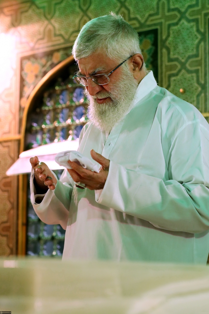 غبارروبی مضجع مطهر حضرت امام رضا (علیهالسلام)/ با حضور رهبرانقلاب، آیات عظام وحیدخراسانی و مکارم شیرازی و علامه مصباح یزدی