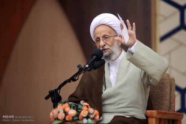 حوزه انقلابی و اقامه دين در حوزههاي فردي و اجتماعي در دیدگاه «آیت الله مصباح یزدی»/ سکولاریسمِ حوزوی «اسلام و انقلاب» را می خورد فضای غبارآلودِ رسانه های دولتی که تلاش وافر برای به محاق بردن اعتراضات بحق جریان مردمی و انقلابی دارند، رجانیوز این فرصت را غنیمت شمرده برخلاف جهتِ برخی از شخصیت های علمی در تقبیح حرکت مهم اجتماعیِ حوزه در سپهر سیاست و مدیریت کلان، به بازخوانی مبانی نظری و عملی بزرگان و علما در باب «تحول در حوزه» و «نقادی نفوذ سکولاریسم در حوزه» نماید.
