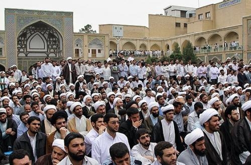 تشکیل کارگروهی برای شناسایی بانیان انقلاب زدایی در حوزه های علمیه/ باز هم پای یقه سفیدان در میان است/ حوزه، مطالبه از مسئولان کشور را با جدیت دنبال می کند/ از استاد رحیم پور و بانیان جلسه متشکریم/ آرزوی اختلاف میان طلاب و مراجع عظام را به گور خواهند برد بدین وسیله ما جمعی از اساتید ، روحانیون و طلاب انقلابی و برخی از نمایندگان مجمع طلاب حوزه علمیه ضمن تشکر و قدردانی از برنامه ریزان و برگزارکنندگان و سخنران فاضل این جلسه که در هیچ برهه ای امام و امت را تنها نگذاشته و زبانی گویا ، صادق و صریح در ساحت اندیشه و مطالبه عدالت بوده و خود پروش یافته و دانش آموخته حوزه علمیه هستند ؛ به آن دست از رسانه هایی که سکوت شومشان در قضیه مبارزه با فساد را فقط در مقابله با عدالت خواهان می شکنند اعلام می کنیم شما نماینده مردم مستضعف نبوده و در واقع تریبون متنفذین ، قدرت طلبان و زرسالاران هستید و فرجام مبارکی نخواهید داشت.