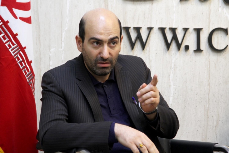 ابوترابی: مقام رده بالای کشور در همان زمان که مسئولیت در نظام داشت، تابعیت انگلیسی گرفت؛ دوره طولانی تحصیل علت گرفتن تابعیت بود/ اطلاعات ضعیف عمل کرد/ لازم نبود مسئولان به خاطر تحصیل در کشوری تابعیت دریافت کنند/ 4هزار آقازاده در انگلستان تحصیل میکنند! لازم نبود برخی مسئولان کشور به خاطر تحصیل در کشوری تابعیت آنجا را دریافت کند که دستگاه اطلاعاتی نیز در این خصوص ضعیف عمل کرد./ بخش خصوصی مشمول دوتابعیت نیست و ممنوعیتی هم برای کار ندارد حتی اگر مراودات آنها زیاد باشد اما از آنجایی که دولتی ها به حجم زیادی از اطلاعات مهم دسترسی دارند، تابعیت مضاعف برای آنها غیرقانونی است.