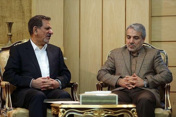 تنش میان حزب اعتدال و توسعه با کارگزارانی ها/ مردم به فکر افزایش قیمت پوشک، مسئولین به فکر افزایش قدرت/ چرا احزاب حامی دولت به جای رفع مشکلات مردم، به دنبال افزایش سهم قدرت در کابینه هستند؟ باید از کارگزارانیها پرسید که اگر دولت فاقد استراتژی اقتصادی است و سیاستهای اقتصادی آن اشتباه بوده است، مانیفست اقتصادی حزب شما کجاست؟ شما چه خط مشی و رویکردی جز همین خط «لیبرالیسم اسلامی؟!» که از دولت هاشمی شروع شد و در دولت روحانی به اوج خود رسیده، داشته و دارید؟ اصلا مگر نه این که حزب «اعتدال و توسعه» که ظاهرا مخاطب اصلی همین بیانیه کارگزاران است، بدیل و کپی برابر اصل کارگزاران از منظر ذهنیت سیاسی و اقتصادی است؟