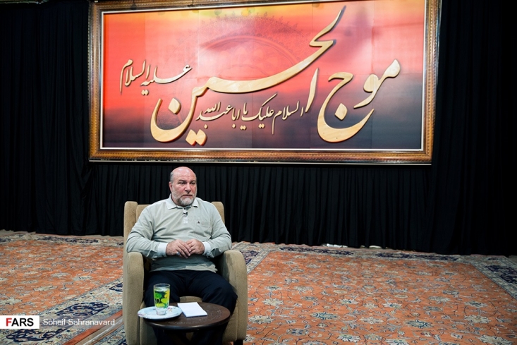 حسین سازور: چرا نباید گفته شود انتهای اشرافیگری، جدایی از امام حسین است/ در زمینه باورهای مردم کم کاری کردیم/ در سال ۸۸، دشمنان قدرت هیأتها را فهمیدند؛ دشمن عزمش را جزم کرده که در خطه هیأتیها نفوذ کنند/ علما و طلاب جوان به مناطق محروم بروند مداح بسیجی و رزمنده ۸ سال دفاع مقدس میگوید: اشرافیگری یعنی وقتی دنیا در نظرت جلوه کرد، دیگر کاری با امام حسین نخواهی داشت. طلحه زمانی مقابل امام علی ایستاد که هزار شتر سرخمو داشت. شتر سرخموی آن زمان یعنی آخرین مدل بنز امروز!