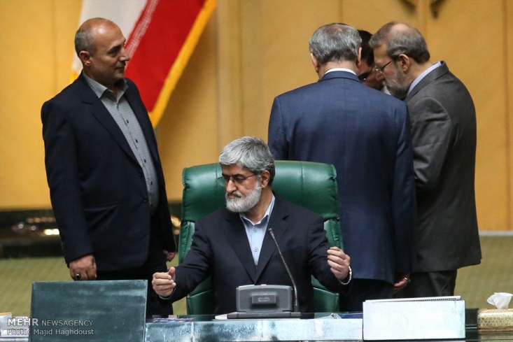 برخورد زشت علی مطهری با یک جوان منتقد که معتقد بودباید مطهری پاسخگوی عملکرد مجلس در شرایط خطیراقتصادی باشد با جواب « خیلی احمق و نادانی!» سوالات بسیاری را به وجود آوده است. 