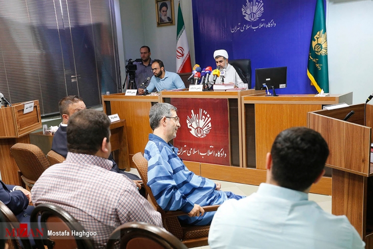 مشایی : میخواهم با کت و شلوار از خودم دفاع کنم/ قاضی: آقای مشایی اینجا سفارت انگلیس نیست/ مشایی پاسخی درباره ارتباط با "آزیتا شفازند" و "پانته آ. فیوضی" نداشت اسفندیار رحیم مشایی، دومین جلسه دادگاه خود را نیز با رفتارهای نامتعارف آغاز کرد و حتی هنگام تلاوت قرآن نیز، با صدای بلند مشغول صحبت بود.