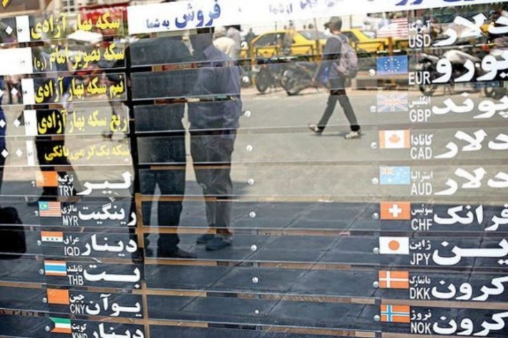 روایتی از پشت پرده گرانیها و احتکارهای اخیر کالاها/ دولت چگونه در سال حمایت از کالای ایرانی تولید ملی را به نابودی کشاند؟ تولیدکنندگانی که در سالیان اخیر به مونتاژکاری کارخانجات چینی تبدیل شده اند با افزایش چند برابری نرخ ارز، توان تولید خود را از دست می دهند و بازار را خالی از عرضه محصولات خود می گذارند. بازاری که به کالاهای خارجی وابسته شده و واردکنندگان کالاهای خارجی در آن جولان می دادند، مسلم است که کشش فروش همان کالاهای خارجی به دو یا چند برابر قیمت قبلی را به مردم ندارد. با کاهش عرضه، فضا برای سو استفاده دلالان برای احتکار کالاها و فروش قطره چکانی به چند برابر قیمت واقعی بوجود می آید.