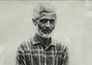 آخرین روزهای حیات آلاحمد به روایت اسناد ساواک/ جلال: ملت ایران احتیاج به یک انقلاب دارد و باید ملت را برای این انقلاب مسلح کرد ریاست ساواک پس از دیدن این گزارش نوشته بود «فعالیتهای مضره او را در حال حاضر در دانشسرای عالی توضیح دهید.» 19 مرداد بخش 312 در پاسخ به این پینوشت، گزارشی از ماجرای قرائت انشاء و تمجیدش از جلال و گزیدهای از سوابق سیاسی او را به دفتر ریاست ساواک ارسال میکند.