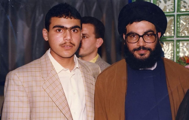 ناگفته های سیدحسن نصرالله از پسر شهیدش: دوست داشتم طلبه شود/ دیگر کسی نمی تواند بگوید که نصرالله خودش شعار می دهد و فرزندان مردم را به کشتن می دهد تقریبا دو ساعت بعد از اینکه خبر شهادت هادی و اسارت پیکر او در دست صهیونیست ها رسانه ای شد، من سخنرانی داشتم و برادرانی که می دانستند من شخصیتی عاطفی دارم و در سخنرانی ها بسیار پیش می آید متاثر شوم، نگران بودند. اما در بین مردم و دوربین ها سخنرانی کردم و برای اینکه اسرائیلی ها هیچ دستاویزی برای جنگ رسانه ای خود پیدا نکنند، حتی عرق پیشانی ام را که روی صورت و چشم هایم می ریخت و آزارم می داد، پاک نکردم، تا آنها نتوانند با ترفندهای خود بگویند نصرالله در حال گریه است.
