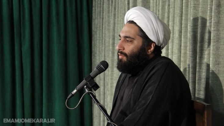 مصائب دین داری؛ چرا و چگونه/ جایگاه «عمل» کجای دین است/ آیا دین در زندگی ما جاری است؟ «به امام حسین سلام الله علیه نامه نوشتند، گفتند: اگر بیایید دیگر عدالت… اینها که دنبال عدالت نبودند، اینها دنبال این بودند امام حسین آنها را از دست یزیدیان نجات بدهد کمی راحت زندگی کنند. فکر نمیکردند خود آنها هم باید پای کار بایستند. نامه نوشتند، وقتی حضرت آمد و اینها دیدند عبید الله آمد، اوضاع شهر امنیتی شد. حالا اگر هر کس بیاید زن و فرزند او به خطر میافتد، هر کس بیاید ممکن است پدر او را بگیرند، هر کس بیاید اموال او را ممکن است بگیرند. اصلاً دینداری و لا اله الّا الله او برای این بود که دنیای خود را حفظ کند، انقلابی بود برای اینکه اینجا پست بگیرد، حکومت هم از بین برود آن طرفی میشود، قبل از آن هم طرفدار پهلوی است! در واقع طرفدار هیچ طرفی نیست. درست است همه را با انقلابیگری خود خفه میکند، ولی انقلابی نیست که… میبیند منفعت او در چیست».