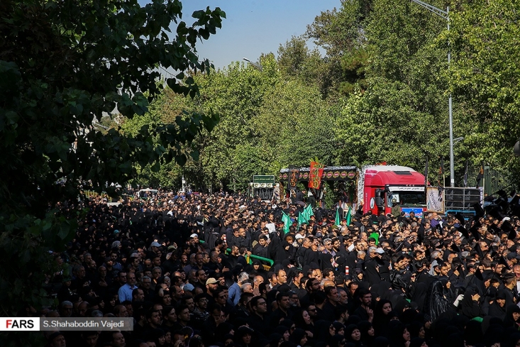 تشییع یاران حسینبنعلی(ع) در خیل عزاداران محرم/ شهدای گمنام باز هم به شهر رنگ و بو بخشیدند... هم زمان با سومین روز از ماه محرم ۱۳۵ شهید دوران دفاع مقدس از مقابل دانشگاه تهران به سمت خیابان بهشت، معراج شهدا توسط مردم قدرشناس پایتخت پس از قرائت قرآن در حال تشییع هستند. مردم از ساعتی پیش از آغاز مراسم خود را به این محل رساندند تا پیش از حرکت زمزمه ای با پیکر این مردان تازه از سفر رسیده کنند.