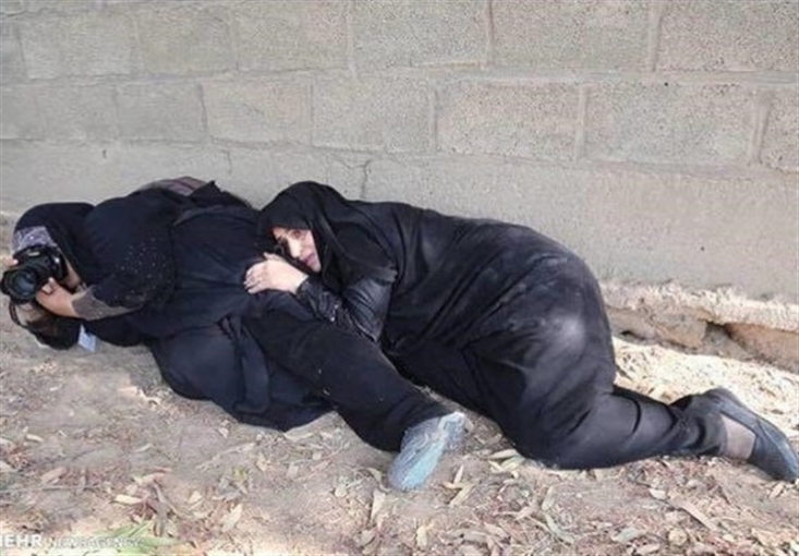 نیروهای سپاه مانع از اصابت گلولهها به مردم شدند عکاس دفتر خبرگزاری فارس در استان خوزستان در تشریح حادثه تروریستی امروز اهواز گفت: نیروهای سپاه از مردم حمایت میکردند و مانع از اصابت گلولههای تروریستها به مردم شدند.