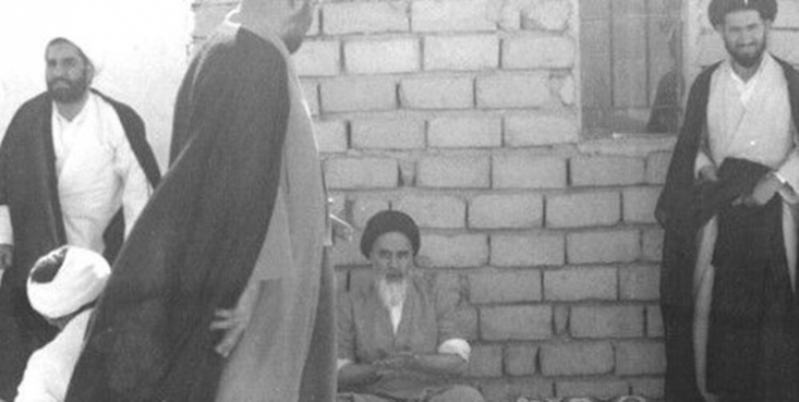 روایتی از تشرف امام خمینی به زیارت کربلا در اربعین سال 1346 حجتالاسلام حسن روحانی میگوید: روز اربعین امام را دیدیم كه در آن شلوغی و جمعیت برای زیارت به سمت حرم امامحسین(ع) میرفت. با فاصله، پشت سر امام بودیم. ایشان وارد حرم شدند و در بالای سر ایستادند و زیارت را خواندند و بعد از حدود یك ربع ساعت به منزل برگشتند.