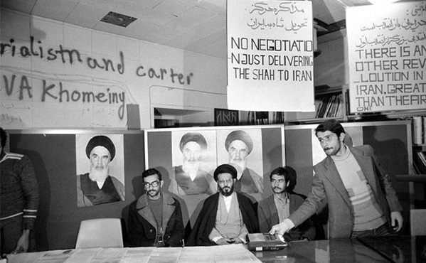 اقداماتی که آمریکاییها علیه ایران و انقلاب ایران میکردند، عکسالعملش همین اقدامی بود که دانشجویان انجام دادند/ اشتباه است اگر فکر کنیم رابطه با آمریکا مشکلات اقتصادی ما را حل میکند و قطع رابطه با آمریکا این مشکلات را روز افزون میکند موسوی خوئینیها: اگر پناه دادن آمریکاییها به شاه که دستور قتل هزاران ایرانی را صادر کرده بود، ارتش را به خیابانها ریخته بود تا مردمی را که فقط حرفشان این بود که ما شاه را نمیخواهیم به مسلسل ببندد، اهانت به ملت ایران نیست؛ پس عکسالعمل آن که اشغال لانه جاسوسی بود نیز اهانت نیست و اگر آن اهانت بوده است این هم پاسخ آن اهانت است.