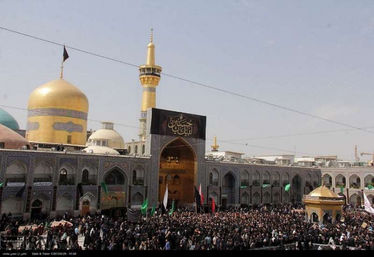 پیوند دیانت و سیاست اصل اندیشه سیاسی ثامن الائمه(ع) امام رضا(ع) در دوران امامت خود با برگزاری مباحثات علمی دقیق و پاسخگویی به سئوالات اندیشمندان، سیاست اسلامی را در جامعه نهادینه نمود و پیوند دیانت و سیاست را که مهم ترین اصل این اندیشه بود، عمق بخشید.