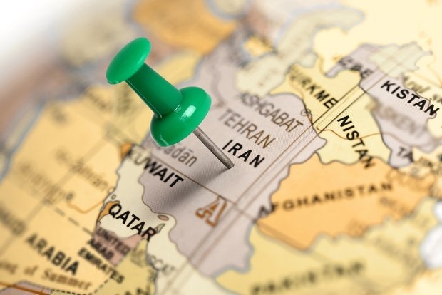 آیا ایران با موفقیت از تحریمهای آمریکا عبور خواهد کرد؟ مقامات و تحلیلگران بر این باورند که ایران به لطف افزایش قیمتهای نفت و فاصله افتادن بین آمریکا و قدرتهای جهانی، خواهد توانست از طوفان تحریمهای جدید آمریکا عبور کند.