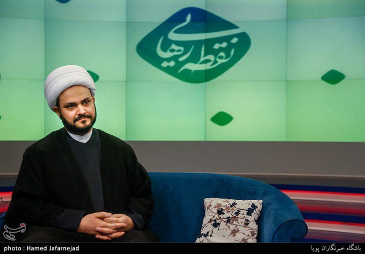 عراق علیه استعمار آمریکا و اروپا میایستد/ آنقدر عراق را برای سربازان آمریکایی ناامن کردیم که با خفت فرار کردند/ ماجرای فرار فرمانده عراقی از زندان آمریکاییها/ سید حسن نصرالله به نیروهای حزبالله در عراق دستور داد تا تحت امر حشدالشعبی باشند شیخ اکرم کعبی به دیدارهای خود با مقام معظم رهبری اشاره کرد و گفت: من دیدارهای متعددی در خلال کنفرانسهای مختلف با رهبری داشتم و این توفیق را داشتم که پشت امام خامنهای نماز بخوانم. این موضوع برای من یک افتخار است. باید بگویم که وقتی سخنی را از ایشان پیرامون قدرت ما در برابر دشمن و وعده ایشان در مورد پیروزی دنیایی و اخروی میشنوم، بهجت و سرور من را فرا میگیرد.