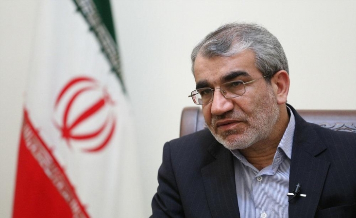 اشکالات فنی مصوبه CFT/ در ماده«6» CFT گفته شده کشورها نمیتوانند شرط برای خود بگذارند/ طبق اصل ۱۱۰ قانون اساسی نظارت بر سیاستهای کلی بر عهده رهبری است/ همان اصل گفته که رهبری میتواند این کار را به دیگری تفویض کند . آقایانی که با حقوق آشنا هستند نباید اینگونه بیمحابا صحبت کنند و بگویند این امر خلاف قانون اساسی است و قانون اساسی باید تغییر کند. چطور در ۱۰ سال گذشته که خود مجمع نظارت میکرد کسی هیچ ایرادی نمیگرفت اما الان که گفته شده یک هیات منتخب از مجمع باید باشد، ایراد میگیرند؟ شاید من هم به عملکرد مجمع و عملکرد هیات نظارت انتقاداتی داشته باشم اما این حرف دیگری است. مبنای قانونی این امر، اصل ۱۱۰ است که هزار بار هم خوانده شود، خیلی شفاف و روشن است.