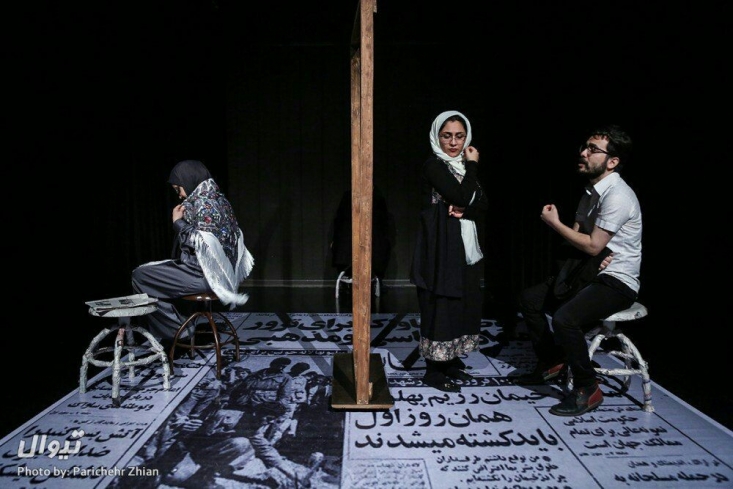 نتیجه نظارت کمرنگ وزارت ارشاد بر سالن های نمایش: توهین بی شرمانه به مقدسات، امام خمینی و شهدا در تئاتر+توضیحات مدیر مرکز هنرهای نمایشی حوزه هنری کم مخاطب بودن تئاتر در مقایسه با سینما باعث شده است که نظارت کمتری بر روی اجراهای این هنر صورت بگیرد. همین مساله نیز عاملی شده است که بارها شاهد نمایش های هنجارشکن و گاها توهین آمیز به باورهای مذهبی جامعه باشیم. این بار تئاتری توهین آمیز بر روی صحنه رفته است. آن هم در یکی از سالن های حوزه هنری.
