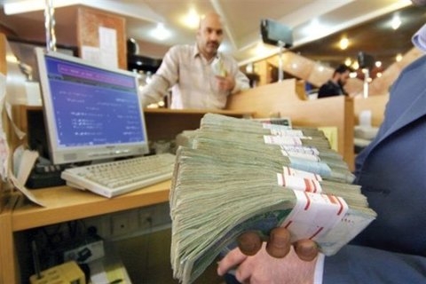 طرح جدید بخشودگی جرایم بانکی به نفع افراد "خاص"/ حیف و میل بیت المال به خاطر بدهکاران بانکی/ ضرر بانکها و سهامداران در مجلس کلید خورد
در بند «و» تبصره (۱۶) قانون بودجه سال ۱۳۹۷ کل کشور مقرر شده بود: «به منظور تشویق تولیدکنندگان و تسویه مطالبات بانکها و موسسات مالی و اعتباری چنانچه مشتریان بدهی معوق خود را که تا پایان سال ۱۳۹۶ سررسید شده باشد از تاریخ سررسید تا پایان شهریورماه ۱۳۹۷ تسویه کنند، بانکها و موسسات مالی و اعتباری مکلفند اصل و سود خود را مطابق قرارداد اولیه و بدون احتساب جریمه دریافت و تسویه کنند. »