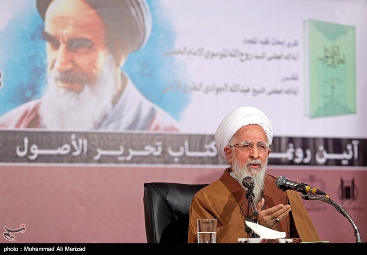 صرف تسلط و نقل اقوال علما دلّالی است، نه نوآوری؛ راه دلّال شدن را ببندیم/ صد سال است دنبال کتاب یک نفر راه افتاده ایم؛ این ننگ نیست؟/ بین پنجاه هزار طلبه سه نفر مثل علامه امینی و طباطبائی داریم؟ من به حوزه خيلي ارادتمند هستم؛ اما ما يک دلّال داريم، يک مبتکر! فلان آقا اينطور گفته، مبناي فلان کس اينطور است! الآن شما در بازار و ميدان که ميرويد، اين دلّالها ميدانند که تمام اين ميوهها را از کجا بياورند، قيمت آن را هم ميدانند، پخت و پز آن را هم ميدانند، شيرين آن را هم ميدانند؛ اما هيچکدام توليدکننده نيستند. آقاي نائيني اينطور گفته، آقا ضياء اينطور گفته، آخوند اينطور گفته، اين دلّال علم شدن است؛ اين فضيلت نيست.