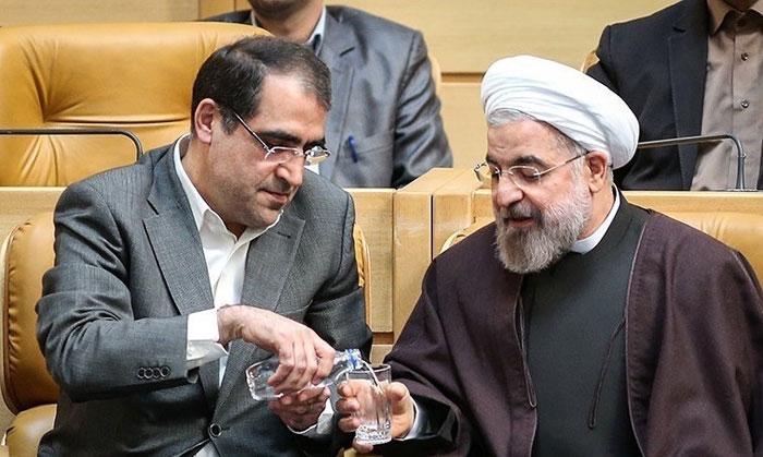 روحانی با استعفای قاضی زاده هاشمی موافقت کرد/ آقای «رای دادید و فعلا همین است» هم دوام نیاورد و از دولت رفت/ نمکی سرپرست وزارت بهداشت شد قاضی زاده هاشمی چه ناکارآمد باشد و چه کارآمد؛ چه به خاطر فرار از استیضاح رفته باشد و چه به خاطر کمبود بودجه، یک قضیه منطقی را برای همه روشن میکند؛ و آن اینکه حتی خود او نیز در این شرایط نمیتواند با دولتی که انسجام ندارد کار کند و آن را تحمل کند! او که روزی چشم در چشم مردم نگاه میکرد و معتقد بود خربزه خوردهاید و حالا پای لرزش بنشینید! حالا از مسئولیت خود به علت ناکارآمدی در تخصیص بودجه استعفا داده است.