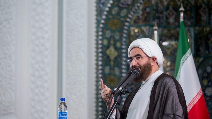 رایحه جوانی از نماز جمعه این هفته تهران به مشام رسید/ اتفاقات نماز جمعه تهران آغاز خوبی برای تغییر بود؛ با نقطه مطلوب فاصله داریم گرچه انتصاب حجت الاسلام علی اکبری به امامت جمعه موقت تهران امیدهای زیادی را در دل جوانان انقلابی زنده کرد اما ایشان خصوصا با مسئولیت خطیری که در ریاست شورای سیاستگذاری ائمه جمعه دارد باید توجه کند که هنوز تا نقطه مطلوب و تحقق نماز جمعه تراز انقلاب در گستره ایران اسلامی فاصله قابل توجهی وجوددارد.