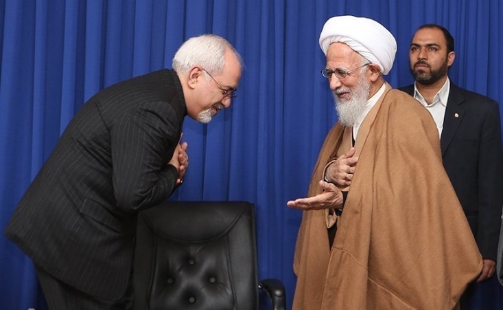 پنج سال قبل به مسئولان امورخارجه گفتیم، به آمریکایی دست میدهید، انگشتان خود را بشمارید!/ قبل از اینکه دیگران بگویند برجام خطر دارد٬ ما به اینها گفتیم/ ولی اگر خدای ناکرده آدم فریب بخورد، دیگر تقصیر خودش است آیت الله جوادی آملی با تشریح اظهارات خود به مسئولان وزارت امور خارجه خاطرنشان کرد: به آنها گفتم اینها به هیچ وجه قابل اعتمادنیستند، ما در کودتای ۲۸مرداد آمریکاییها را دیدیم. بعد از سه سال قبل هم گفتیم که دیاثت سیاسی هم وجود دارد٬ مواظب باشید. قبل از اینکه دیگران بگویند برجام خطر دارد٬ ما به اینها گفتیم.