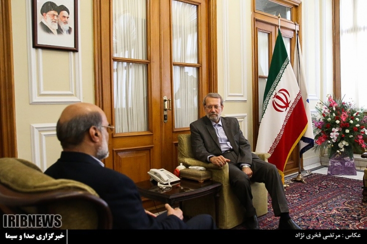 دولت کم بود، مجلس هم به بستن دهان منتقدان روی آورد؛ احضار رئیس و مدیران صداوسیما توسط مجلس به دلیل انتقاد از نماینده هتاک/ تکذیبهای صوری و نمایشی برای لاپوشانی اقدام غلط هیات رئیسه مجلس گویا بیماری کمطاقتی و انتقادناپذیری دولت به مجلس هم سرایت کرده و هیئت رئیسه مجلس اصلا تاب انتقادات را ندارند و به سبک و سیاق دولتیها و مسئولان قبل از انقلاب، صلاح را در بستن دهان منتقدان میبینند. نکته جالب توجه در این بین آن است که در این ماجرا، نهاد قانونگذار کشور مرتکب یک بیقانونی بزرگ شده و صراحتا و علنا در امور سازمان صداوسیما دخالت کرده است. این فشار و بازخواست مجلس از رئیس و مدیران سازمان صداوسیما اگر به رویه مجلس تبدیل شود، زبان روشنگری و مطالبهگری صداوسیما را خواهد برید و بدعت جدیدی در روند امور کشور ایجاد خواهد کرد.