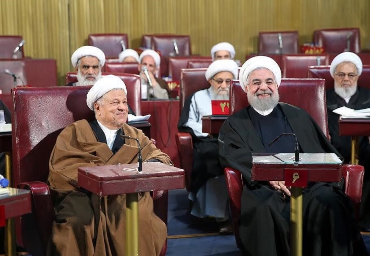 خاطرات عجیب رئیس جمهور از «حاج آقا خاطره»!/ وارونه نمایی روحانی از نقش مرحوم رفسنجانی در ماجرای جلسه انتخاب رهبر البته هاشمی رفسنجانی نیز در آخرین سالهای حیات خود، تلاش می کرد تا با ذکر خاطرات خلاف واقع و وارونه از امام و انقلاب، رهبری جریان تحریف را بر عهده گیرد. رفتاری که باعث شد تا رهبر انقلاب در مراسم 14 خرداد سال 94 از تلاش برخی برای تحریف تاریخ انتقاد کنند.