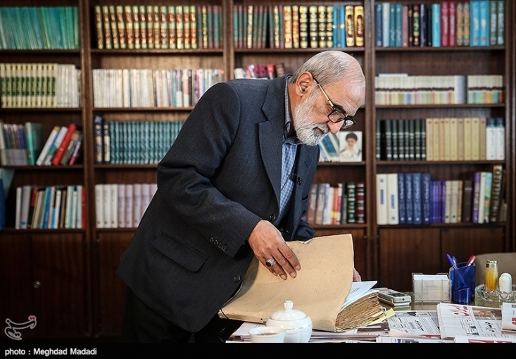 پاسخهای مستند حاجحسین شریعتمداری به ادعاهای کذب سروش در مستند بیبیسی/ ماجرای درخواست سروش از هاشمیرفسنجانی +فیلم آقای سروش پیش هاشمی رفسنجانی میرود و به ایشان میگوید، به فلانی بگو به ما کاری نداشته باشد. هاشمی میگوید من مطالب فلانی را دیدهام؛ سند دارد شما اگر درست نیست خب تکذیب کنید.