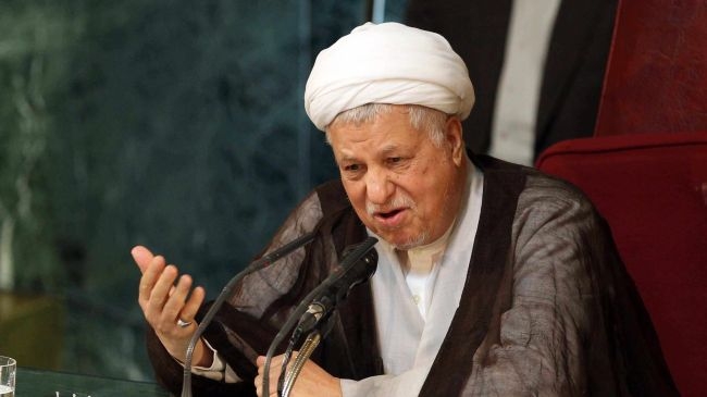 هاشمیرفسنجانی به روایت موسویخوئینیها: اصل مسلم هاشمی قدرتطلبی بود؛ او میخواست برای زنان بدحجاب زندان درست کند!/ داستان سیاستمدار عملگرایی که قانون و رای مردم را بازیچه قدرتطلبی اش میکرد؛ از تزئینی دانستن رای مردم تا اقتدارگرایی و بستن دهان منتقدان خوئینی ها معتقد است که هاشمی رفسنجانی کسی بود که به راحتی حاضر میشود قانون را دور بزند، انتخابات را مهندسی کند و به دلیل عملگرایی اش بعدها اعتقادات انقلابی خود را هم زیر سوال ببرد؛ چون یک هدف داشت و آن هم قدرت بود. او در این مسیر خاطره ای از انتخابات 76 میگوید که در آن هاشمی رفسنجانی به تزئینی بودن رای مردم اذعان کرده و حتی اعتراف کرده با رهبرانقلاب در این مورد اختلاف نظر دارد!