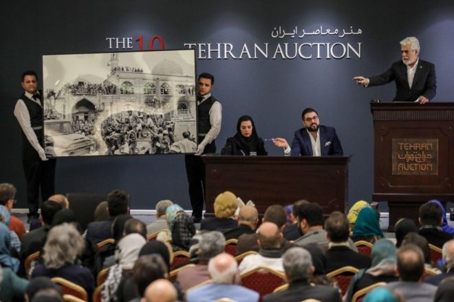 جولان اشرافیت هنری در «حراجی تهران»/ ۵۷۰ میلیارد تومان دادوستد آثار هنری در شرایط سخت اقتصادی مردم! در زمانی که افزایش نرخ ارز دل مردم را خالی کرده و نوسانات بازار قدرت خرید مردم را پایین آورده، خبر خرید یک تابلوی 4 میلیاردی در جامعه چه تاثیری خواهد داشت؟ قطعا به افزایش نابرابریها خواهد افزود. اصولا در یک جامعه هر چه با پول بیشتر بشود هر چیزی را خرید، داشتن یا نداشتن پول مهمتر خواهد بود