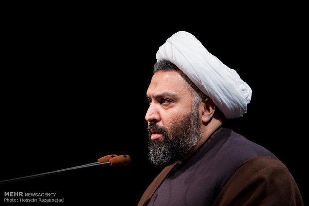 بزدلان سیاسی به بهانه حفظ نظام، ترمز جمهوری اسلامی شدهاند/ عدهای که منافعشان با عدالت به خطر میافتد، در مسیر عدالت سنگاندازی میکنند/ سیاست گذاری های غلط در دولت پنجم تا هشتم فرصتهای بزرگ تحقق عدالت اجتماعی را از ایران گرفت در دولت آقای روحانی هم شاهد اتفاقات مشابه هستیم چنانچه من معتقدم دولت یازدهم و دوازدهم کشور را فرسنگها از مسیر عدالت دور کرده است. جدای از ریلگذاریهای غلط، ما در این چهل سال، فاقد یک تئوری و مدل اسلامیِ کارآمد در عرصه عدالت هستیم و وقتی از عدالت صحبت میکنیم در کلیگویی و اقدامات ابتدایی متوقف میشویم؛ از طرف دیگر، عدهای که منافعشان با عدالت به خطر میافتد، در مسیر عدالت چه در ساحت تئوری و چه در ساحت عمل سنگاندازی میکنند. نمونه کوچکی از این سنگاندازی را در رفتار وزیر سابق مسکن که نماینده یک طیف محسوب میشد، مشاهده کردیم. البته بر خلاف نظر شما، مردم ناامید نیستند. علیرغم جنگ روانیای که به راه افتاده، در دل مردم ما امید زیادی هست و خود مردم با اتکا به نخبگان و مدیران انقلابی در بدنه نظام، شرایط را تغییر خواهند داد.