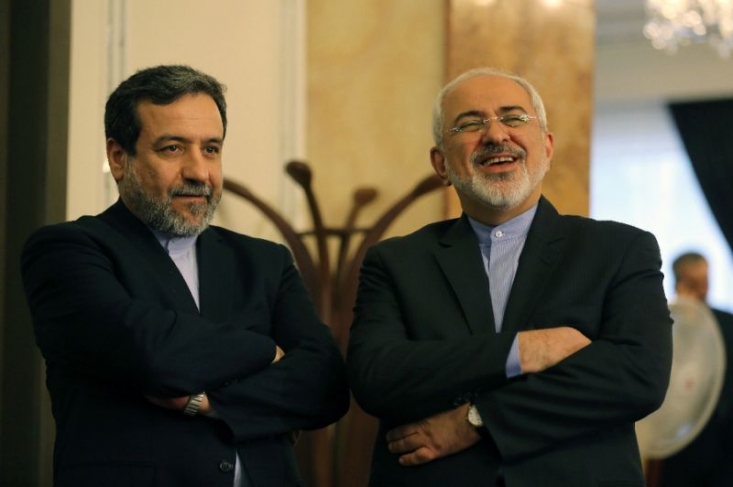 وزارتخارجه با دست پس میزند و با پا پیش میکشد/ ظریف و عراقچی به جای کارهای فانتزی در مقابل زیادهخواهی غربیها بایستند/ باز هم تلاش برای دادن امتیاز نقد FATF در قبال وعدههای نسیه توسط دشمن! برآورد دشمن این است که طرف مقابل، به جای اعتراض و مقاومت در مقابل منطق ناحق غرب، همان تهدید را بزرگنمایی کرده و متوجه نظام و مردم میسازد و به برجامهای بعدی و خسارتبارتر تن میدهد. در این شرایط دولتمردان بویژه تیم مذاکرهکننده هستهای بهتر است به جای کنایههای توئیتری و فانتزی بدون اصلاح مسیر خسارت بار برجام، تا فرصت جبران باقی است، به صورت واقعی جبران کنند.حداقل جبران هم، توقف اجرای یکطرفه تعهدات برجام و احیای برنامه هستهای و عدم پیگیری لوایح زیانبار FATF است. خطایی که آشکار گردد اما تکرار شود و تداوم یابد و مایه عبرت نشود، دیگر خطا محسوب نمیشود.