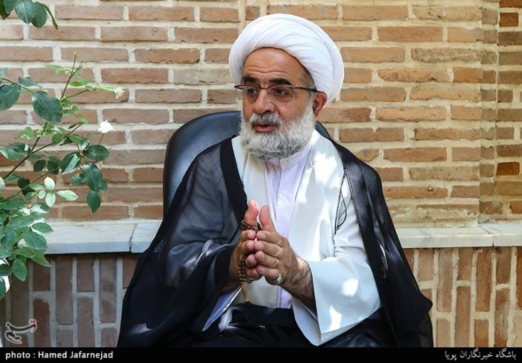 شخصیت امامخمینی(ره) ناقضکلامی است که میگوید فلسفیها کمتر انقلابی بودهاند/ علامهطباطبائی نظریهپرداز قرآنی حکومتاسلامی است/ شواهد و قرائنی که از شخصیت همراه علامهطباطبائی با نهضت امام پرده برمیدارد قبل از انقلاب جلساتی تشکیل می شد از طرف بزرگان قم که حضرت امام خمینی(ره) بودند و مراجع تقلید در آن حاضر بودند و علامه طباطبایی هم در آن جلسات شرکت داشتند و بنده این را از آیت الله شبستری شنیده ام و نقل می کنم که مرحوم علامه در جلسات مشورتی بررسی مسائل حکومت شاه و برخورد با آن حضور جدی داشتند.