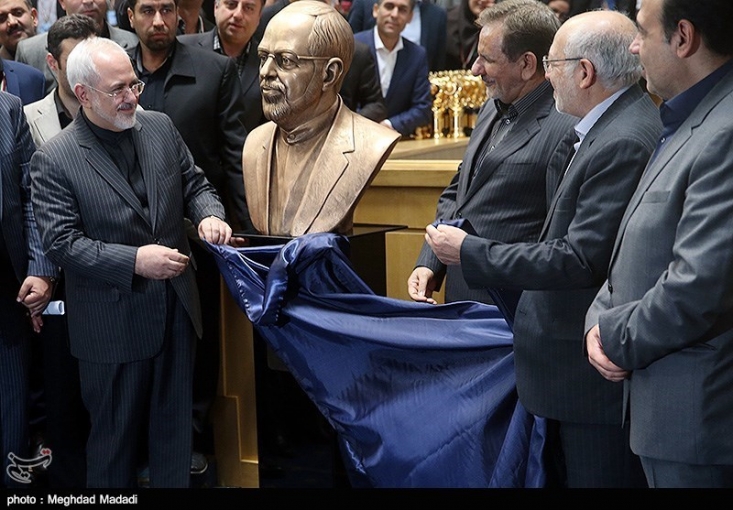 پایان یک قهرمان کاغذی/ ظریف: حیف جوهر خودکار برای توافق با آمریکاییها!/ چقدر زمان میبرد تا غربگرایان حسرت جوهر خودکار هدر رفته به پای اروپا را بخورند؟ این صحبت های وزیرخارجه در حالی است که دولتمردان به خاطر امضای توافق هسته ای با همین کشور بدعهد و بدمعامله گر 300 سکه تمام بهار به پای ظریف ریختند، مدال قهرمانی به وی اهدا کردند و از تندیس او رونمایی کردند. این نشان میدهد قهرمانی ظریف از جنس قهرمانی کاغذی بوده است. ظریف پیش تر هم اشتباه خود در اعتماد به آمریکا گفته بود.