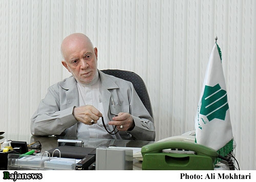 از نظر ما موسوی خائن است؛ به هاشمی گفتم چرا پس از فتنه، موسوی را خدوم خطاب کردی؟/ ملاک ما برای قبول داشتن افراد، پشت سر رهبری بودن است؛ میخواهد هاشمی باشد یا احمدینژاد ما آن آقاي هاشمي را قبول داريم كه 1) زير خيمه انقلاب باشد. 2) پشت سر رهبري باشد. ما نه آقاي هاشمي كه هر كسي را با اين ملاک ميسنجيم. اول داخل خيمه انقلاب باشد و بيرون نرود، دوم پشت سر مقام معظم رهبري باشد. اگر كسي اين ادعا را هم بكند كه من در كنار رهبري هستم، ما آن ادعا را هم قبول نداريم، بايد پشت سر رهبري باشد. اين شخصيت براي ما فرق نميكند، ميخواهد هاشمي باشد يا احمدينژاد يا هر كس ديگري.