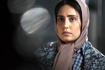سَرِ جشنواره بلند شد!/ «شبی که ماه کامل شد» پدیده کم نظیر این سالها داستان آبیار سرشار است از لحظات ناب. از نگاه های عاشقانه. از ظرافت های زنانه در یک رابطه دو طرفه. فیلم ابیار اما قهرمانی ندارد. فیلم درباره قربانی هاست. قربانی و سقوط. یعنی تحول شخصیت اصلی داستان نه به سوی تعالی که به سوی سقوط است و این یکی از کلاسیک ترین شیوه های نگارش شخصیت هاست. به پدرخوانده و شخصیت "آل پاچینو" فکر کنید. قرار نیست شخصیت اصلی همیشه رستگار شود.