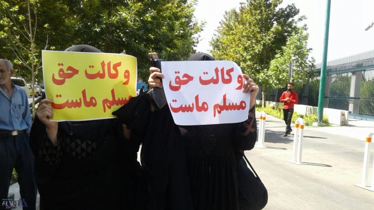 بلایی که تعارض منافع، بر سر دانشآموختگان «حقوق» آورد/ نفوذ کانون وکلا به مراکز تصمیمگیری کشور/ کمیسیون حقوقی مجلس، متهم اصلی انحصارطلبی کانون وکلا باوجود تبعات سنگین انحصارطلبی وکلا و نهاد صنفی آن برای مردم، در سالهای اخیر هیچ یک از طرحها و لوایحی که هدف آن رفع انحصار و تعدیل حقالوکالههای نجومی وکلا بوده به ثمر ننشسته است. شواهد و اسناد حکایت از عمق نفوذ لابی کانونهای صنفی وکلا در مراکز تصمیمگیری کشور دارد.